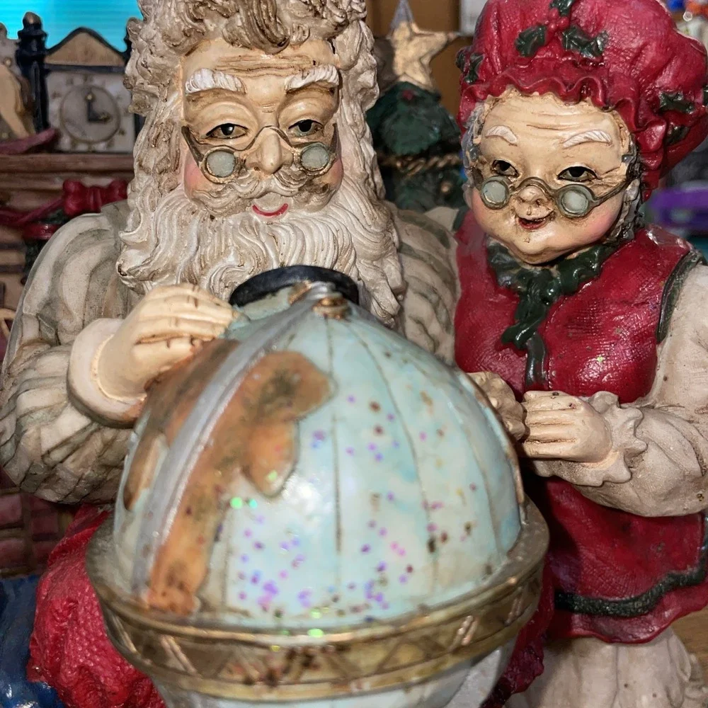 CEDAR CREEK COLLECTION MR & MRS SANTA‎ CLAUS WITH GLOBE ANTIQUE FIGURINE